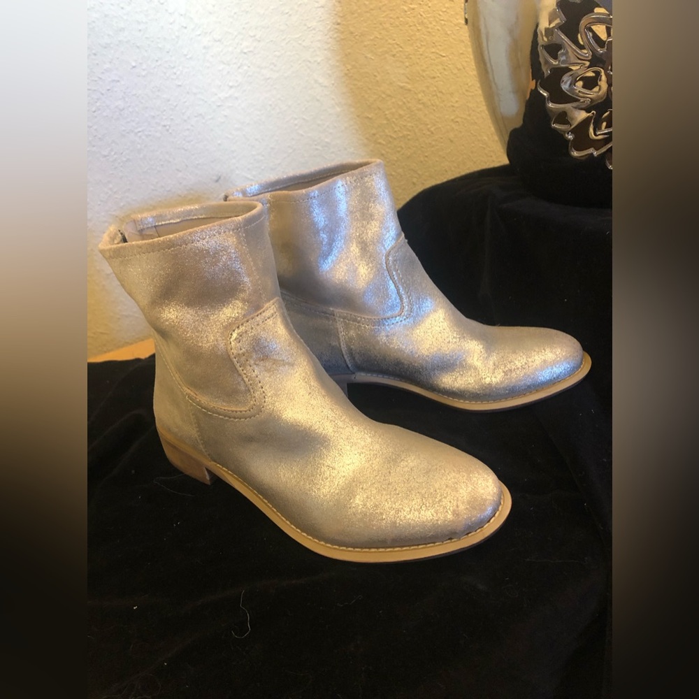 Gap brand western style muted  metallic gold suede booties size 8
